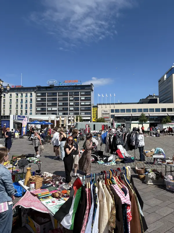 Aurinkoinen päivä Turun Kauppatorilla