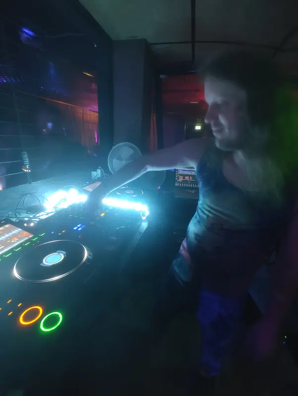 Tirri tyytyväinen DJ settiinsä